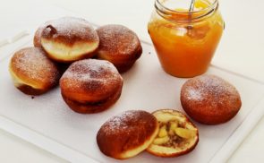 Almával és fahéjas dióval töltött fánk