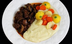 Gombás csirkemáj paszternákpürével és párolt zöldségekkel