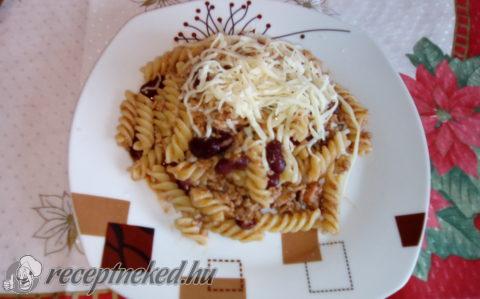 Fusilli babos-húsos raguval
