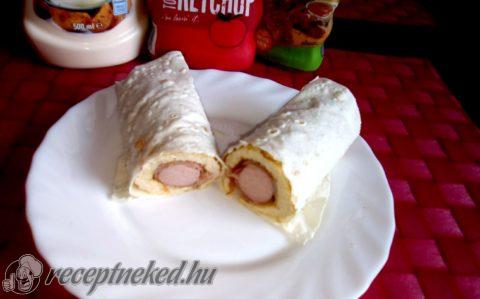 Tortilla baconos virslivel és sajtos tojásrántottával
