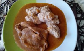 Vadas mártás sertéshússal