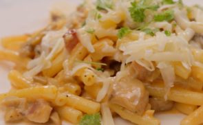Gombás-sajtszószos makaróni