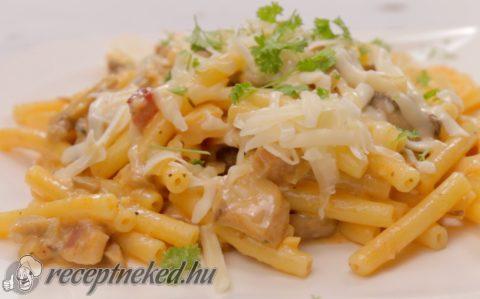 Gombás-sajtszószos makaróni