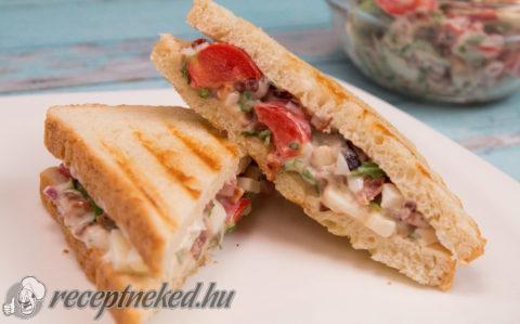 Tojásos BLT saláta