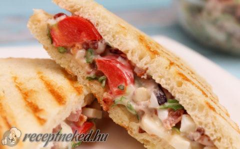 Tojásos BLT saláta