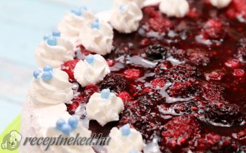 Mascarponés-erdeigyümölcsös torta