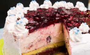 Mascarponés-erdeigyümölcsös torta