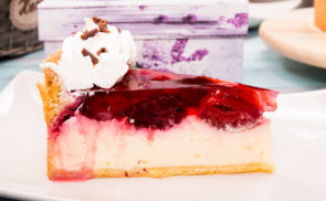 Erdeigyümölcsös, tejfölkrémes torta