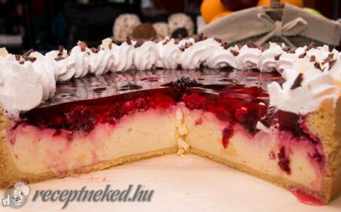 Erdeigyümölcsös, tejfölkrémes torta