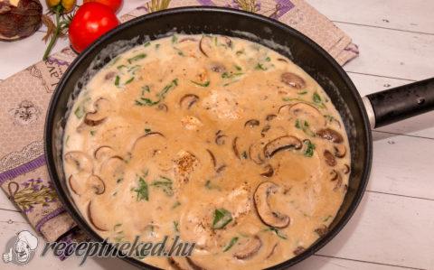 Krémes, parmezános gombás csirke