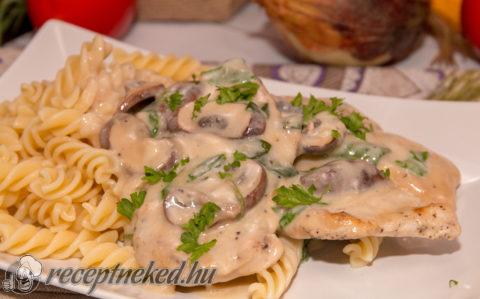 Krémes, parmezános gombás csirke
