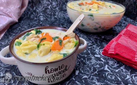 Krémes, csirkés tortellini leves