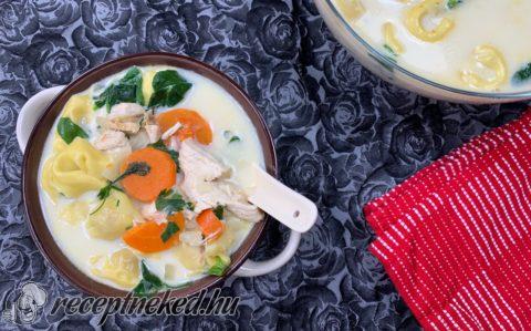 Krémes, csirkés tortellini leves