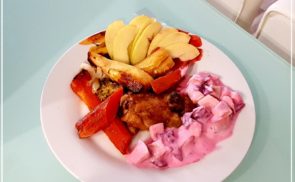 Fóliában sült csirke almás-céklasalátával