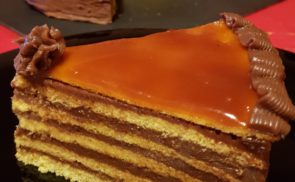 Dobostorta tejcsokis krémmel