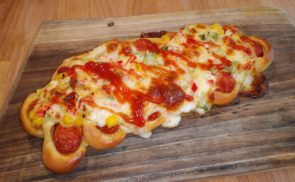 Lábasban kelt vajas-kolbászos pizza