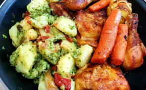 Zöldségágyon sült grillfűszeres csirke