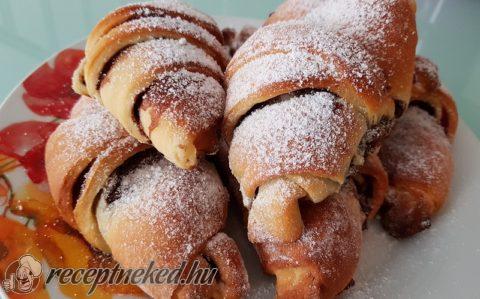 Lekváros-mogyorókrémes croissant