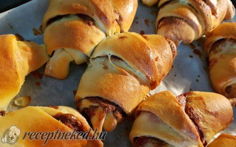 Lekváros-mogyorókrémes croissant