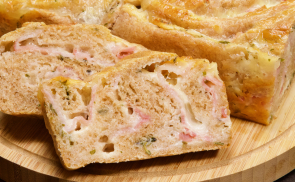 Sajtos-baconos babka
