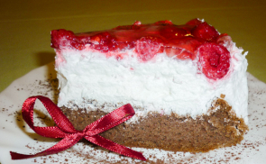 Tejszínes málnás torta