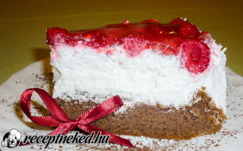Tejszínes málnás torta