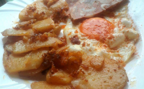 Fokhagymás burgonya tojással