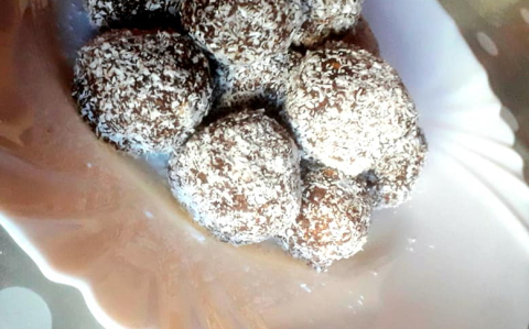 Kókuszgolyó rumos meggyel a közepén