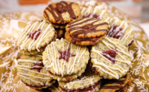 Fűszeres meggylekvárral töltött mákos linzer