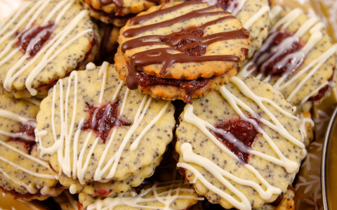 Fűszeres meggylekvárral töltött mákos linzer