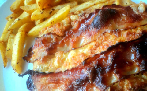 Sajttal és baconnal sütött csirkemell