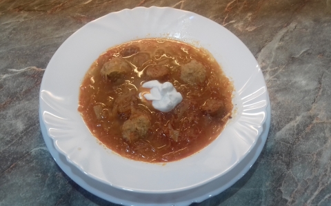 Korhelyleves kolbásszal és húsgombóccal