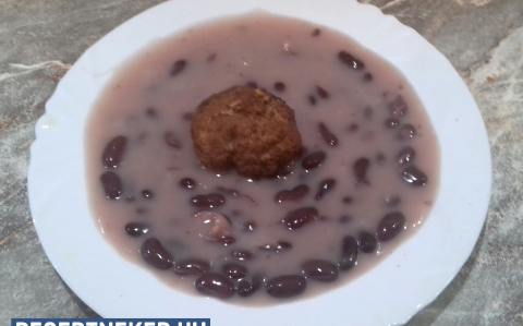 Fekete babfőzelék fasírttal