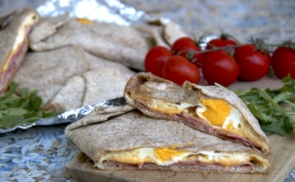 Reggeli tortilla tojással és sajttal