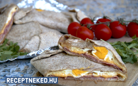 Reggeli tortilla tojással és sajttal