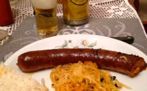 Káposztaágyon sült kolbász