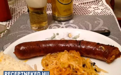 Káposztaágyon sült kolbász