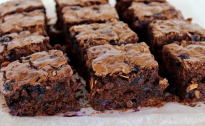 Áfonyás-mandulás brownie