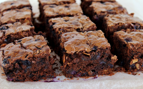 Áfonyás-mandulás brownie