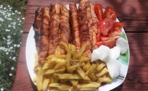 Baconbe tekert grillezett virsli