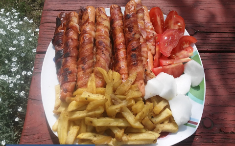 Baconbe tekert grillezett virsli