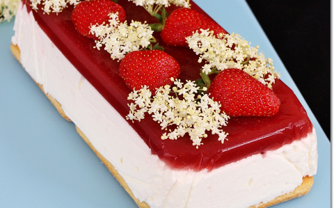 Bodzás-epres panna cotta