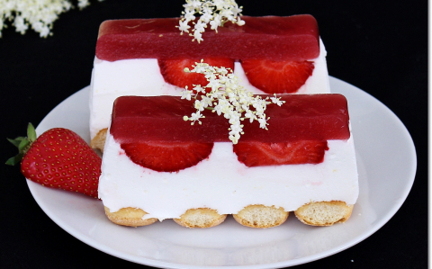 Bodzás-epres panna cotta