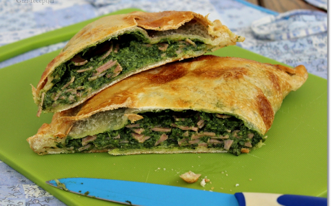 Spenótos-sonkás óriás calzone