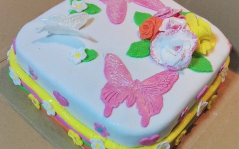Színes születésnapi csokoládétorta