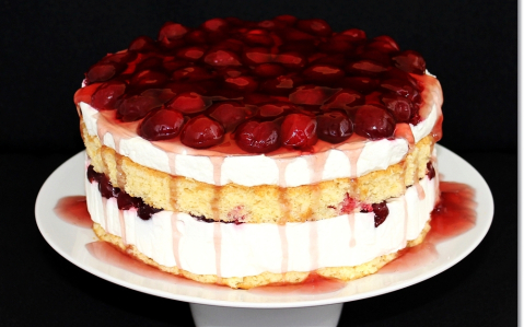 Fehércsokoládés-mascarponekrémes meggytorta