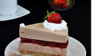Csokoládétorta eperzselével
