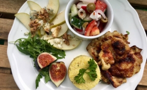 Grillezett fűszeres combok, kurkumás-fokhagymás kuszkusszal