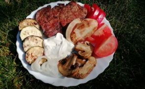 Grillezett hús zöldségekkel