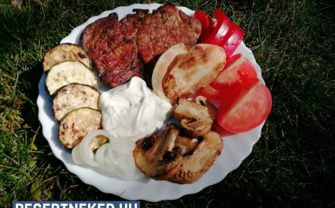Grillezett hús zöldségekkel